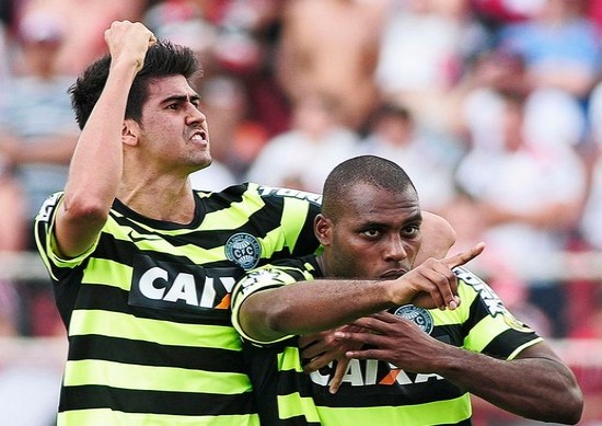 Luccas Claro (direita), comemora o gol da vitória