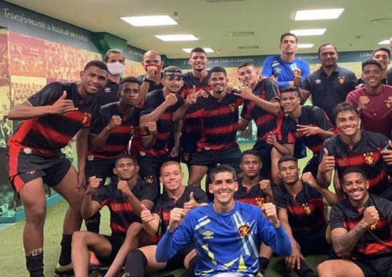 Jogadores do sub-20 do Sport posam após vitória sobre o Palmeiras