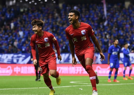 Alan (direita) comemora um dos gols da vitória do Tianjin Tianhai