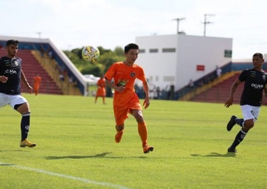 O atacante chinês Liu em ação pelo Desportivo Brasil