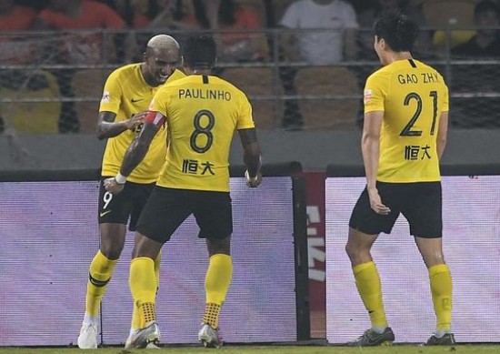 Paulinho e Talisca comemoram o gol do Guangzhou Evergrande