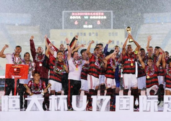 Flamengo levantou a taça do torneio 