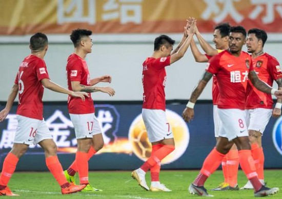 Jogadores do Guangzhou Evergrande comemoram o gol da vitória